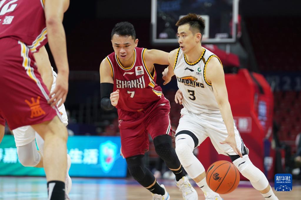 详解棒球规则中的观众伸手入界内干扰判定