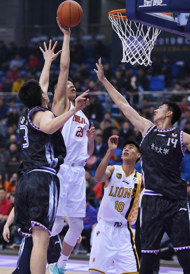 独行侠险胜国王，浓眉表现挣扎，状元弗拉格显英勇，威少关键时刻选择失误