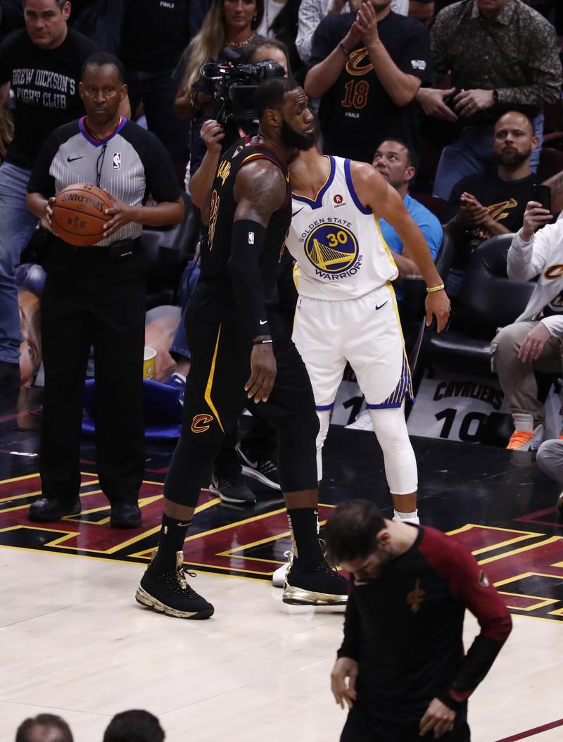 乔丹第二次不退役能否实现四连冠？第六冠几乎他单核带队夺冠的深度剖析